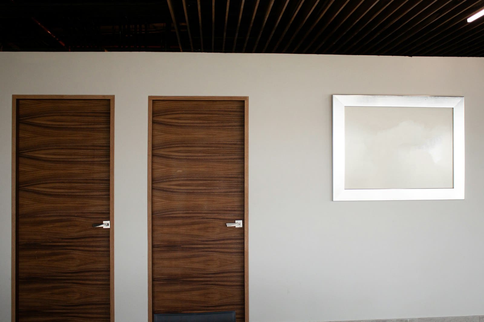 Deuren wrappen: vlakke binnendeur in donkere houtlook in een witte wand