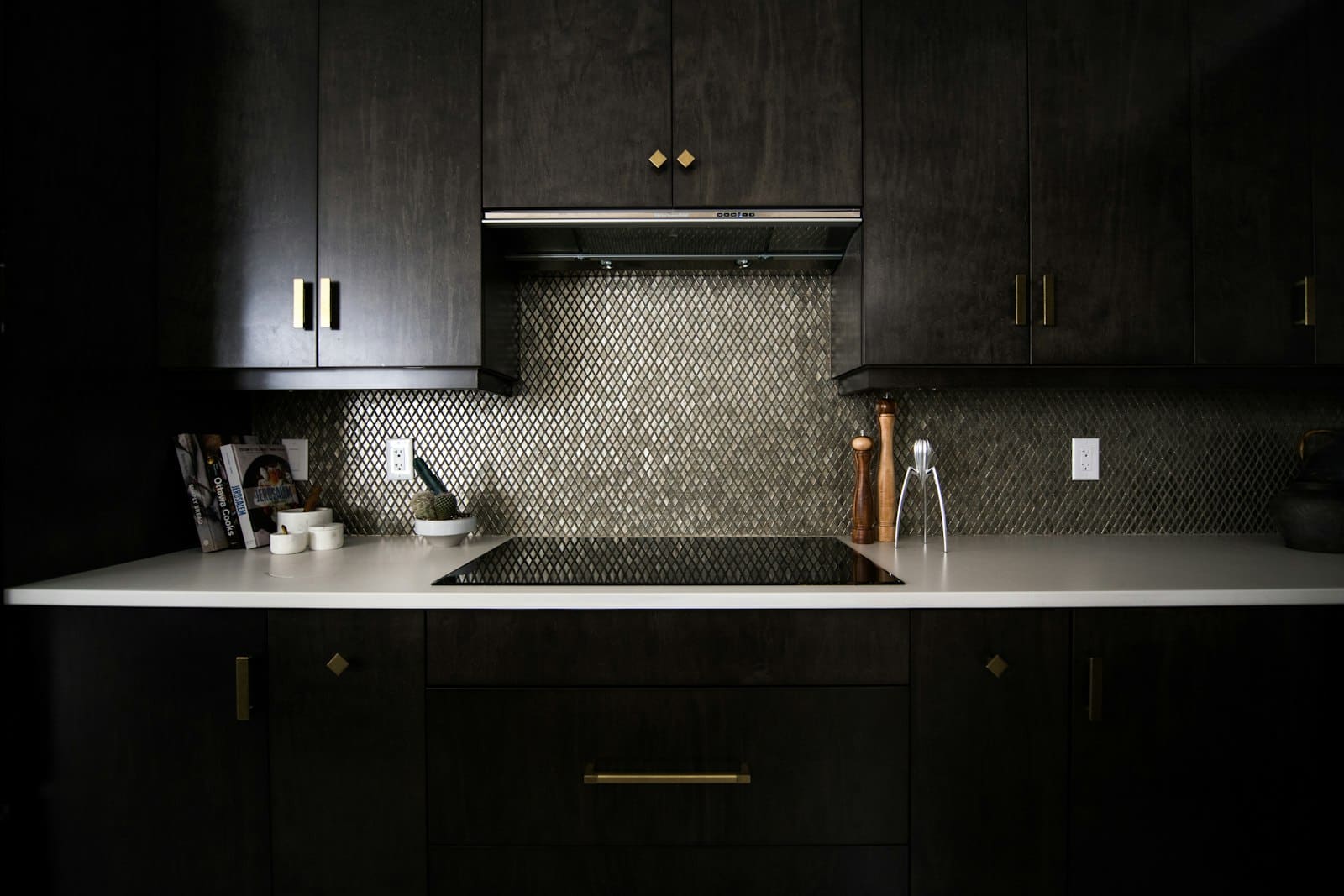 Keuken wrappen in donkere houtlook met messing grepen