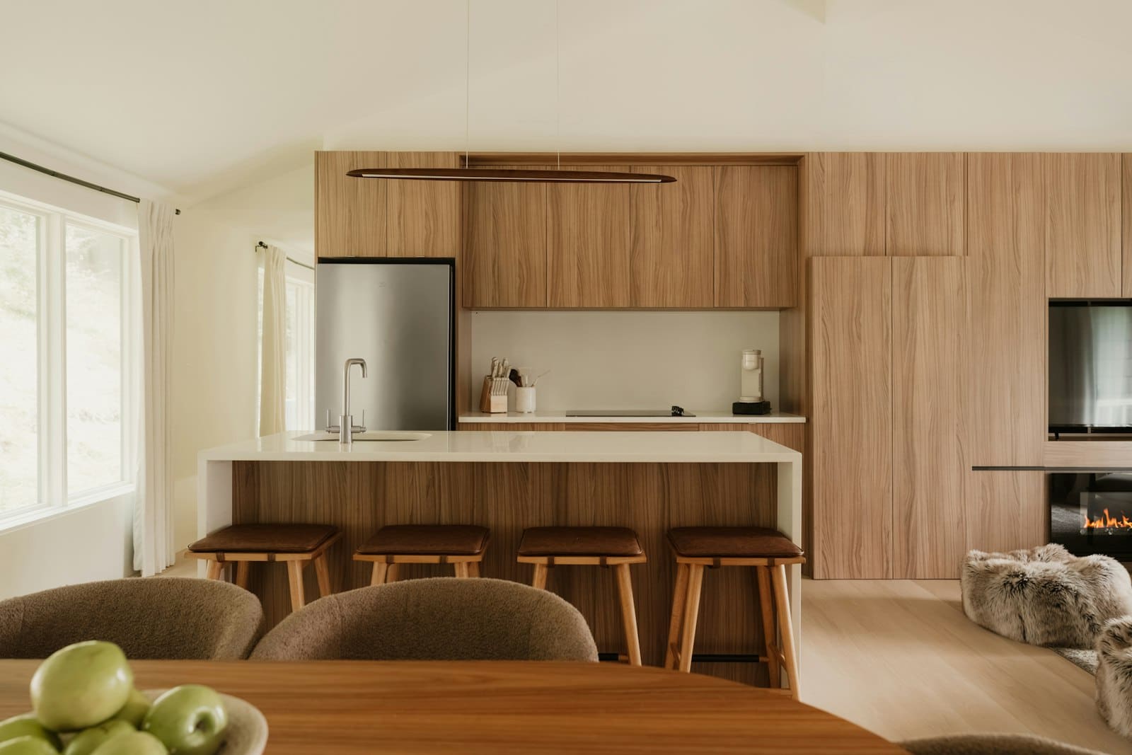 Keuken wrappen in lichte eikenlook met een wit kookeiland